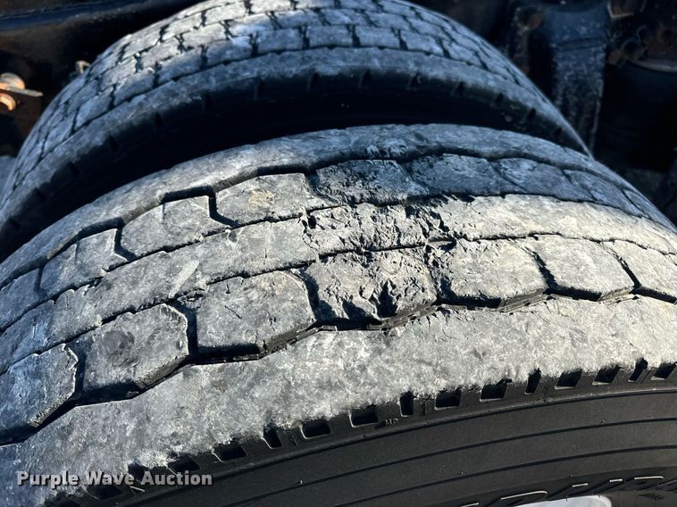 image for item DV1923 1995 Freightliner FLD112 semi truck