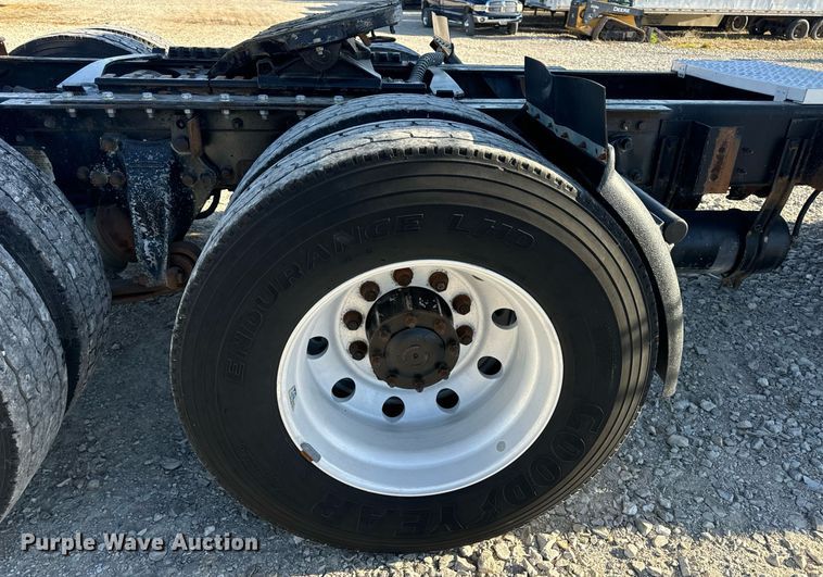 image for item DV1923 1995 Freightliner FLD112 semi truck