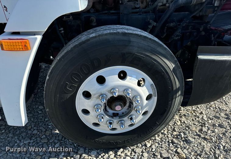 image for item DV1923 1995 Freightliner FLD112 semi truck