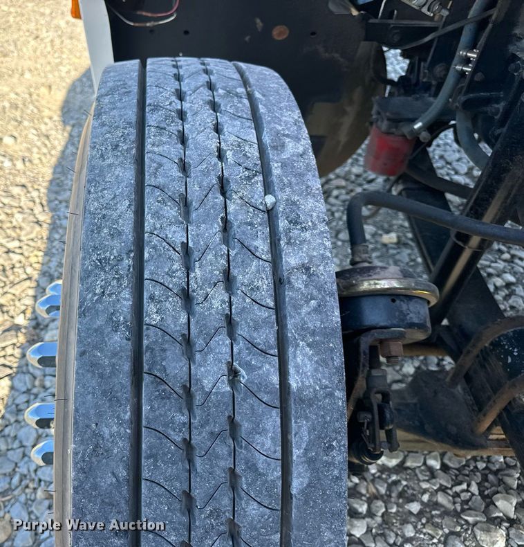 image for item DV1923 1995 Freightliner FLD112 semi truck