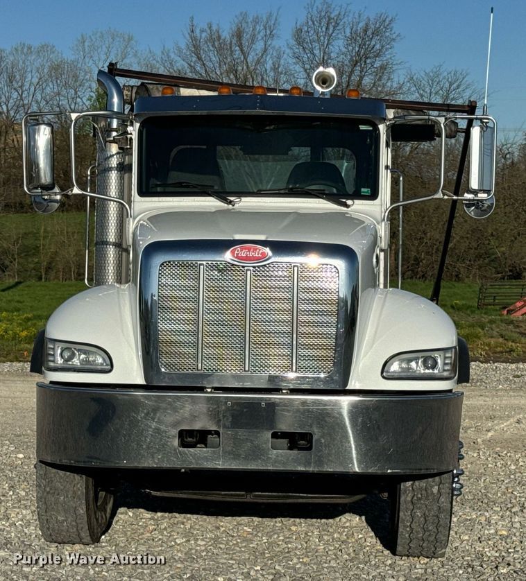 image for item DV1924 2015 Peterbilt 348 roll-off container truck