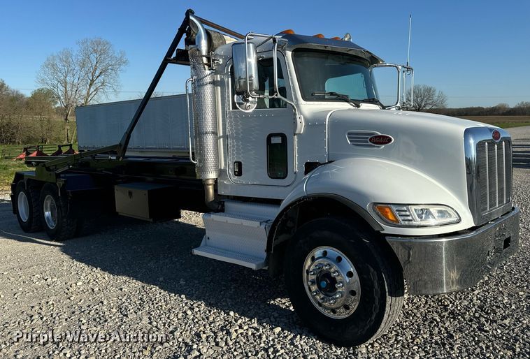 image for item DV1924 2015 Peterbilt 348 roll-off container truck