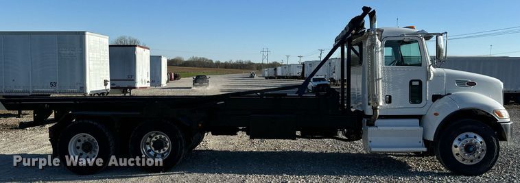 image for item DV1924 2015 Peterbilt 348 roll-off container truck