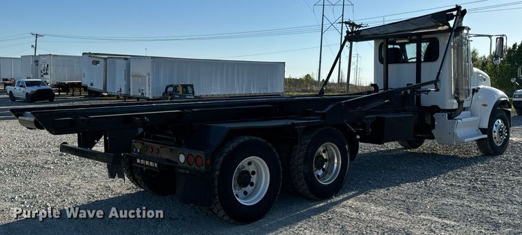 image for item DV1924 2015 Peterbilt 348 roll-off container truck