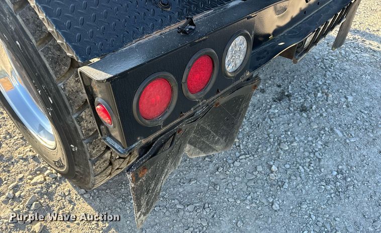 image for item DV1924 2015 Peterbilt 348 roll-off container truck