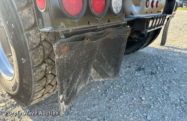 image for item DV1924 2015 Peterbilt 348 roll-off container truck