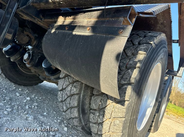 image for item DV1924 2015 Peterbilt 348 roll-off container truck