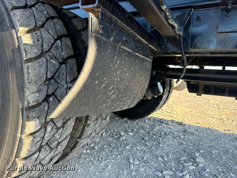 image for item DV1924 2015 Peterbilt 348 roll-off container truck