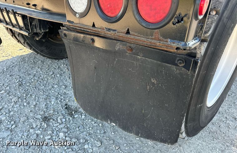 image for item DV1924 2015 Peterbilt 348 roll-off container truck