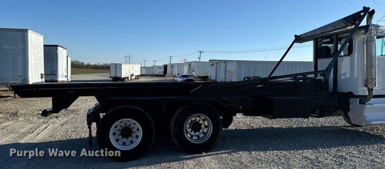image for item DV1924 2015 Peterbilt 348 roll-off container truck