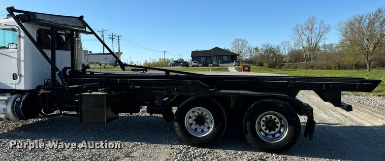 image for item DV1924 2015 Peterbilt 348 roll-off container truck