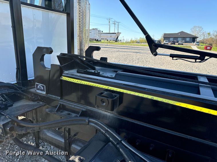 image for item DV1924 2015 Peterbilt 348 roll-off container truck