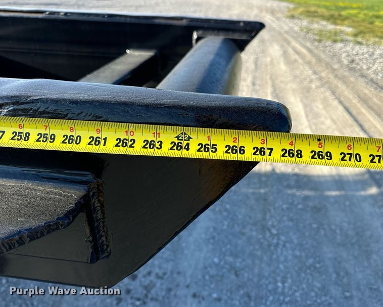 image for item DV1924 2015 Peterbilt 348 roll-off container truck