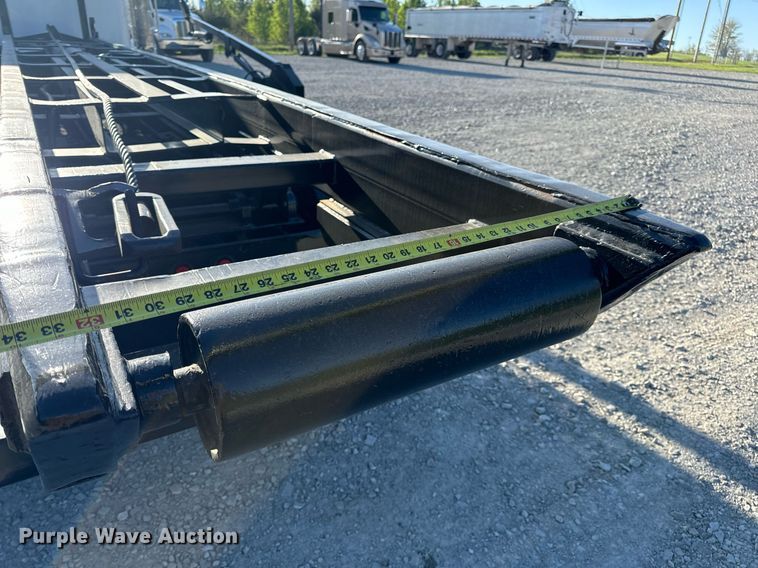 image for item DV1924 2015 Peterbilt 348 roll-off container truck