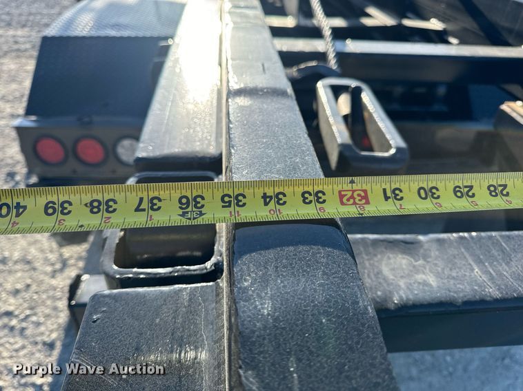 image for item DV1924 2015 Peterbilt 348 roll-off container truck