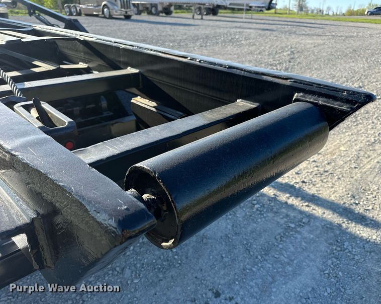 image for item DV1924 2015 Peterbilt 348 roll-off container truck