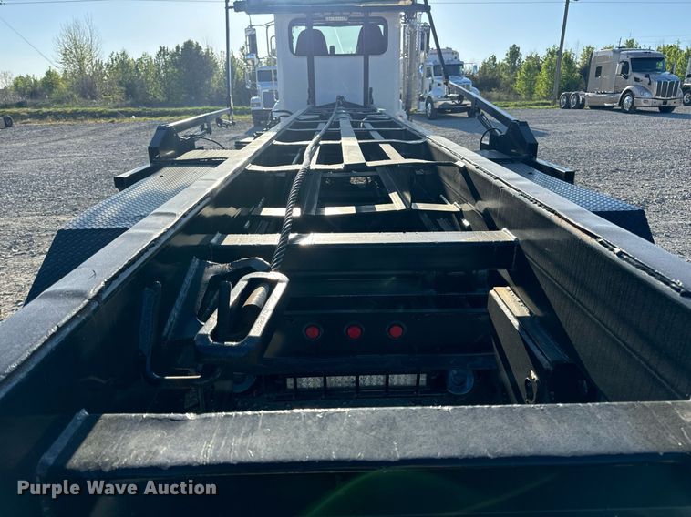 image for item DV1924 2015 Peterbilt 348 roll-off container truck