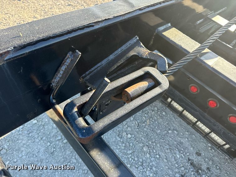 image for item DV1924 2015 Peterbilt 348 roll-off container truck