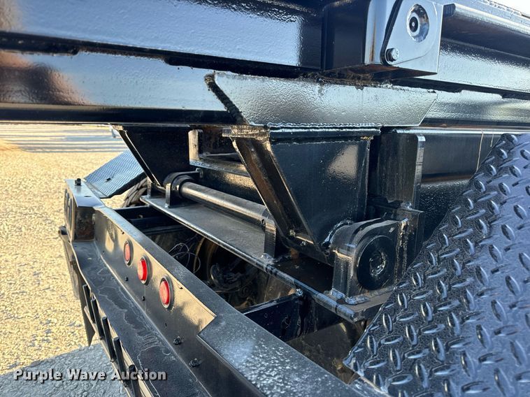 image for item DV1924 2015 Peterbilt 348 roll-off container truck