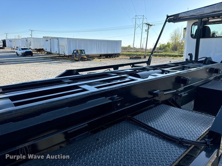 image for item DV1924 2015 Peterbilt 348 roll-off container truck