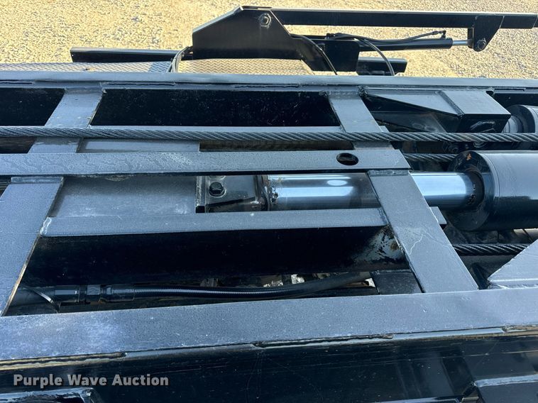 image for item DV1924 2015 Peterbilt 348 roll-off container truck