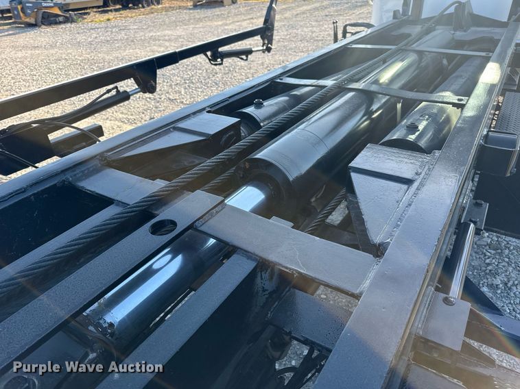 image for item DV1924 2015 Peterbilt 348 roll-off container truck