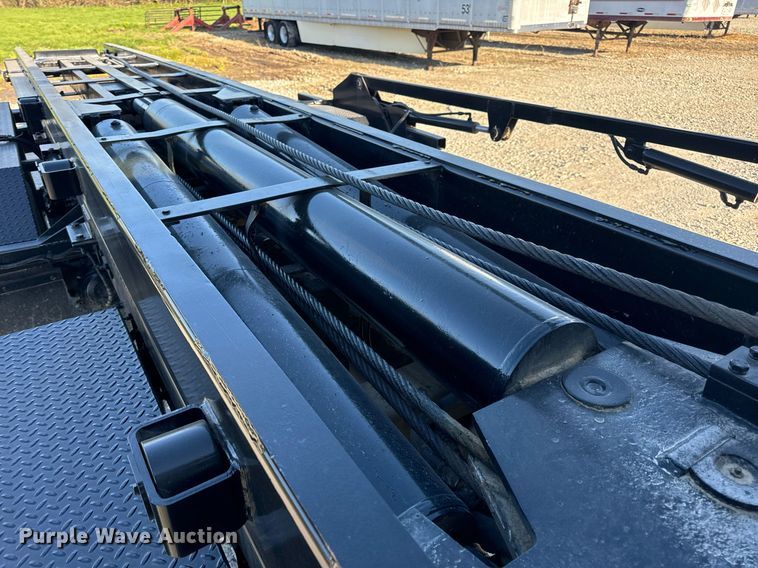 image for item DV1924 2015 Peterbilt 348 roll-off container truck