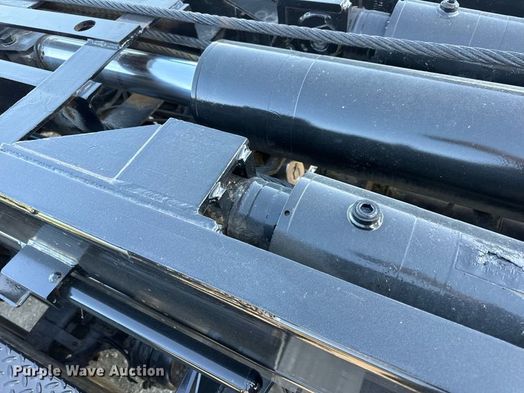 image for item DV1924 2015 Peterbilt 348 roll-off container truck