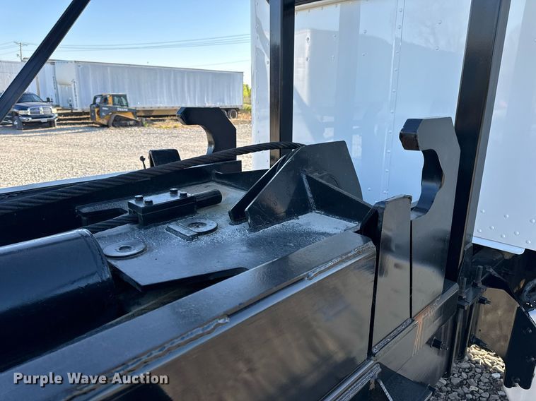 image for item DV1924 2015 Peterbilt 348 roll-off container truck