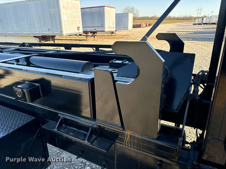 image for item DV1924 2015 Peterbilt 348 roll-off container truck