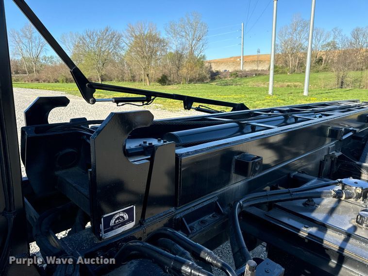 image for item DV1924 2015 Peterbilt 348 roll-off container truck