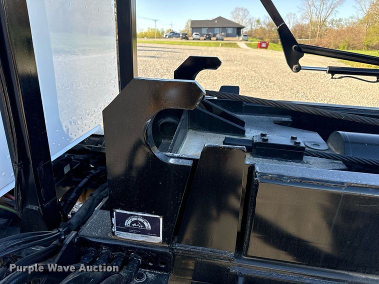 image for item DV1924 2015 Peterbilt 348 roll-off container truck