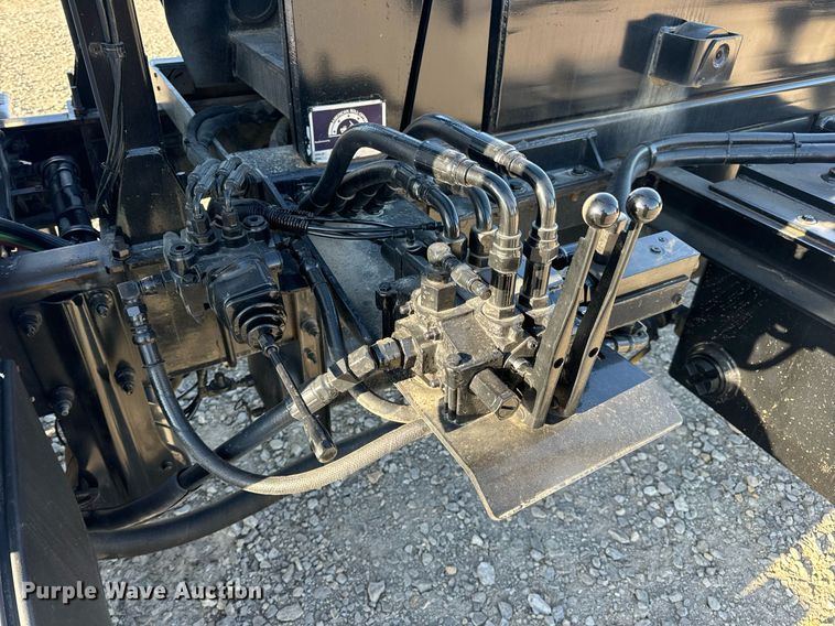 image for item DV1924 2015 Peterbilt 348 roll-off container truck