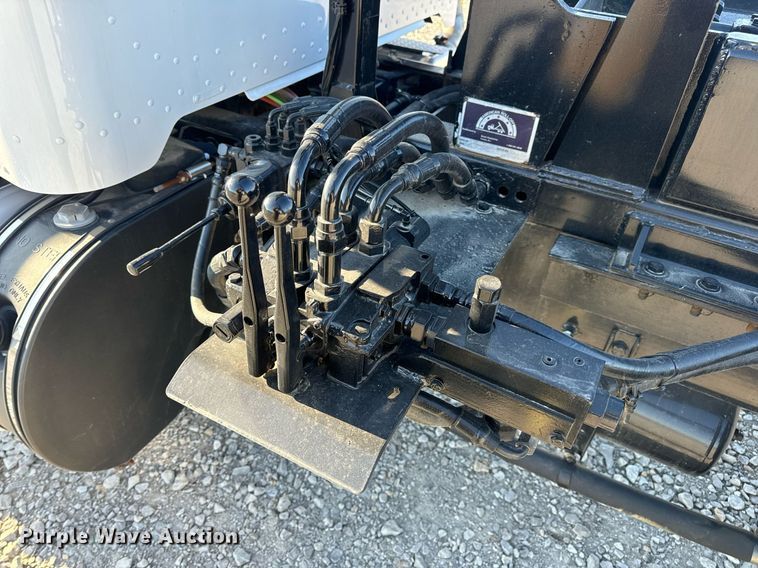 image for item DV1924 2015 Peterbilt 348 roll-off container truck