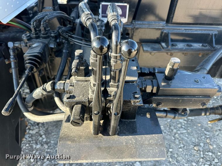 image for item DV1924 2015 Peterbilt 348 roll-off container truck