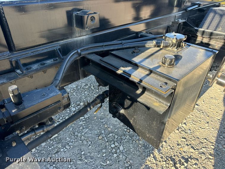 image for item DV1924 2015 Peterbilt 348 roll-off container truck