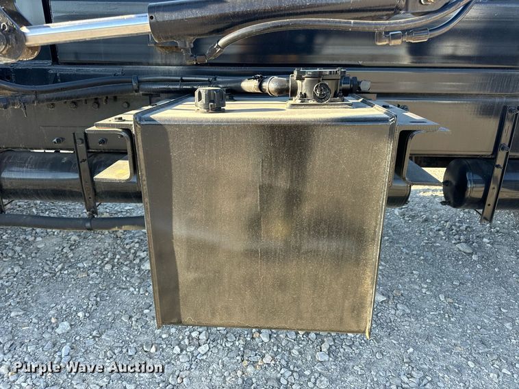 image for item DV1924 2015 Peterbilt 348 roll-off container truck