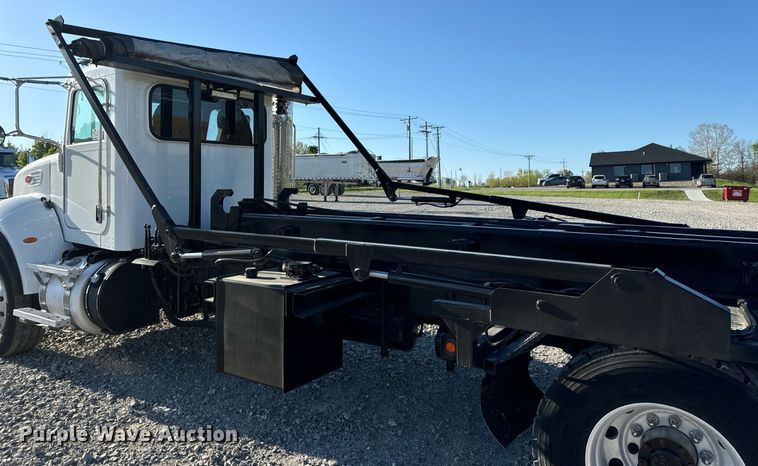image for item DV1924 2015 Peterbilt 348 roll-off container truck