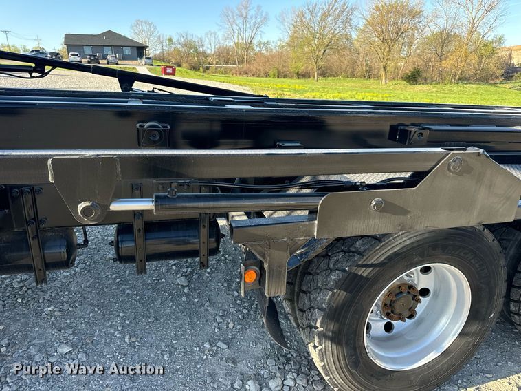 image for item DV1924 2015 Peterbilt 348 roll-off container truck