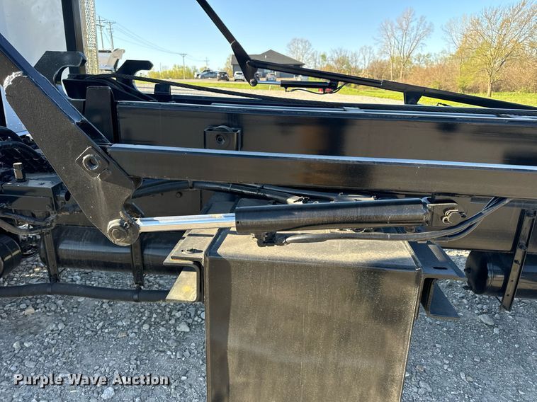 image for item DV1924 2015 Peterbilt 348 roll-off container truck