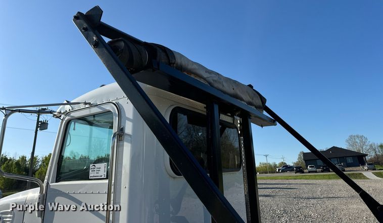 image for item DV1924 2015 Peterbilt 348 roll-off container truck