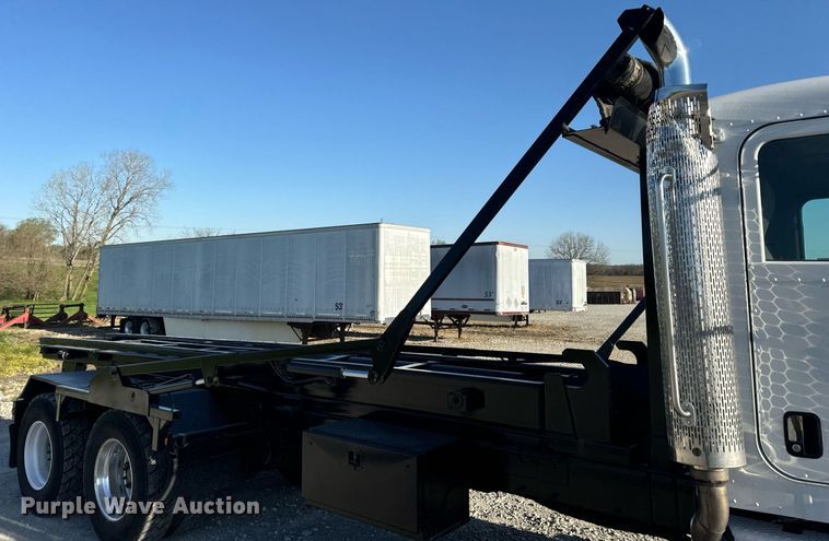 image for item DV1924 2015 Peterbilt 348 roll-off container truck