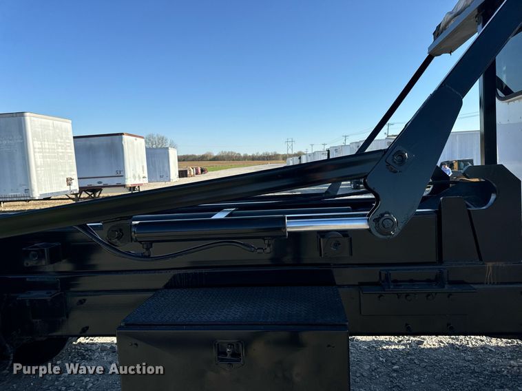 image for item DV1924 2015 Peterbilt 348 roll-off container truck