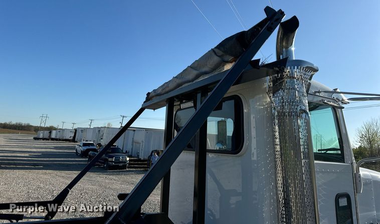 image for item DV1924 2015 Peterbilt 348 roll-off container truck