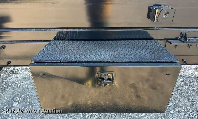 image for item DV1924 2015 Peterbilt 348 roll-off container truck