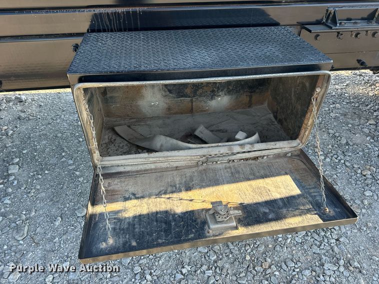 image for item DV1924 2015 Peterbilt 348 roll-off container truck