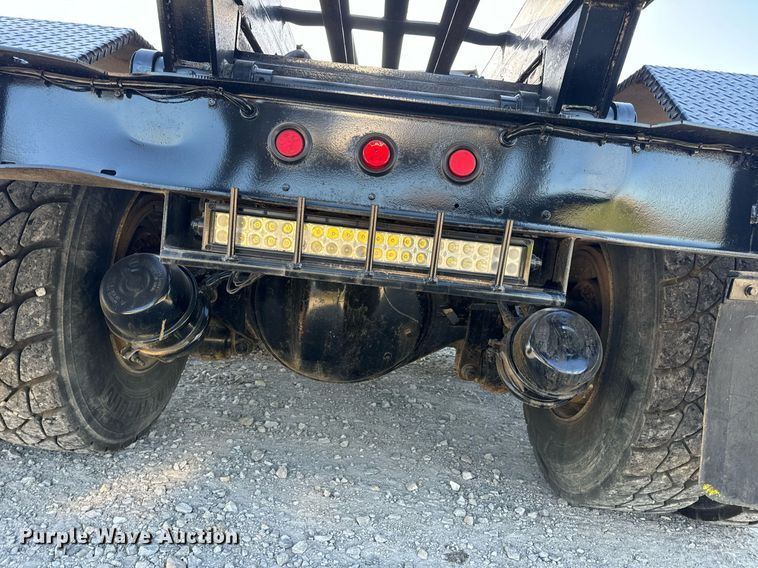 image for item DV1924 2015 Peterbilt 348 roll-off container truck