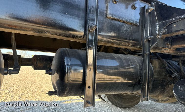 image for item DV1924 2015 Peterbilt 348 roll-off container truck