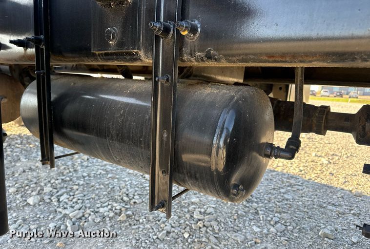 image for item DV1924 2015 Peterbilt 348 roll-off container truck