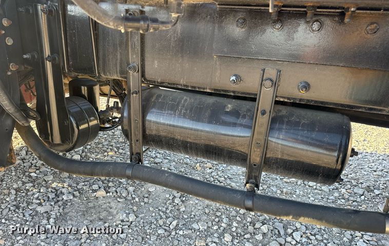 image for item DV1924 2015 Peterbilt 348 roll-off container truck